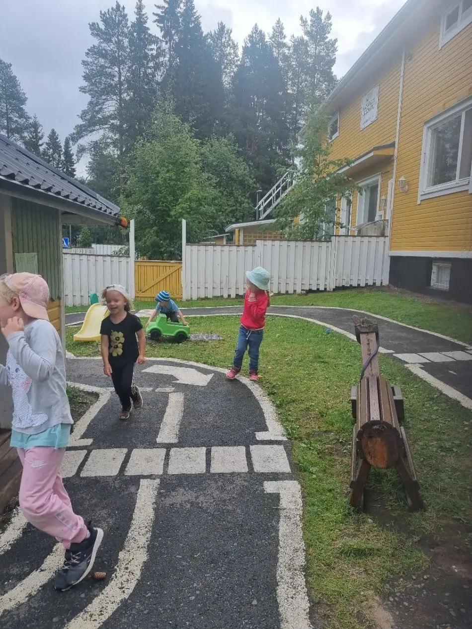 Lapsia leikkimässä Päiväkoti Lilliputissa