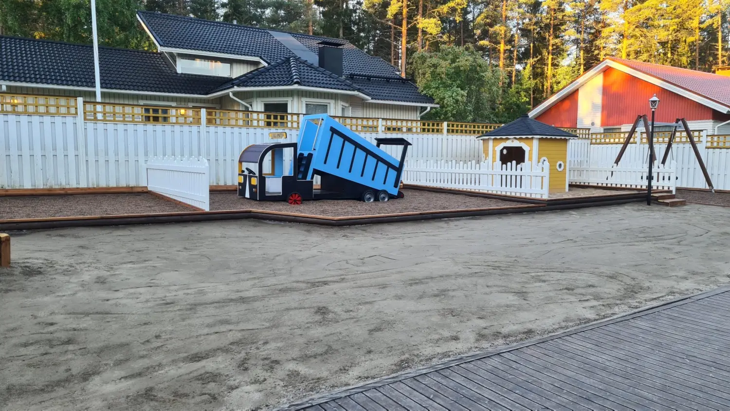 Päiväkoti Lilliputin suojaisa piha Maikkulassa